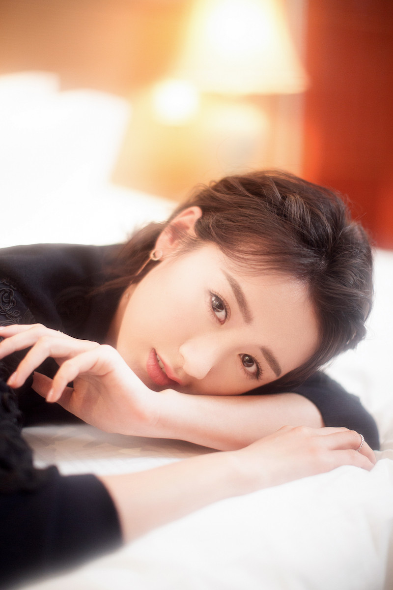 袁冰妍俏丽短发写真曝光 暴露"小吃货"本性