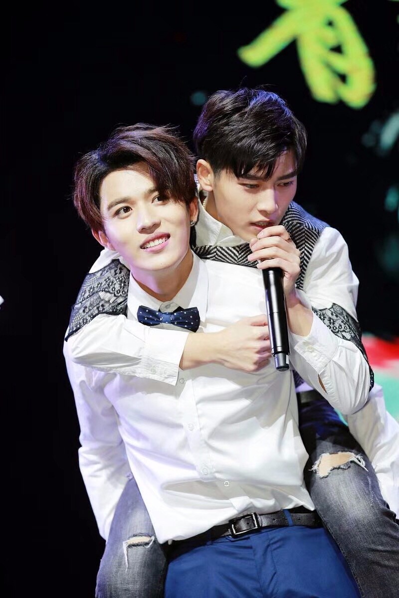 1223《盛势青春出击》上海发布会 剧中两对cp合体全家福大图来了