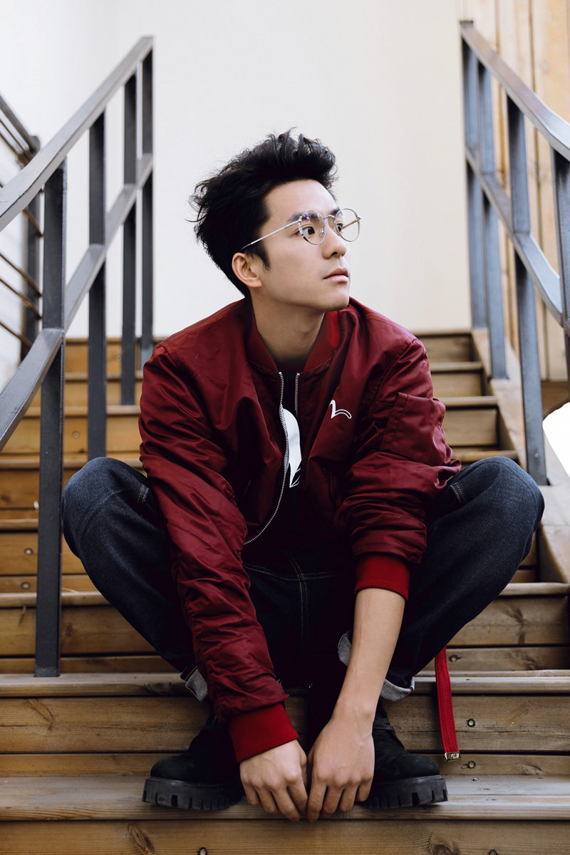 张植绿街拍写真曝光 随性搭配诠释简约时尚