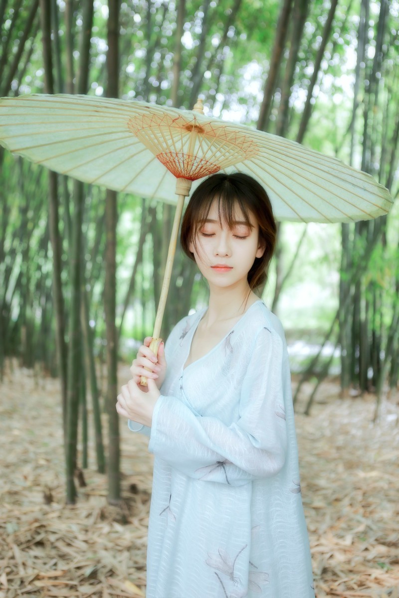 唯美竹林中的古风美女清新养眼写真