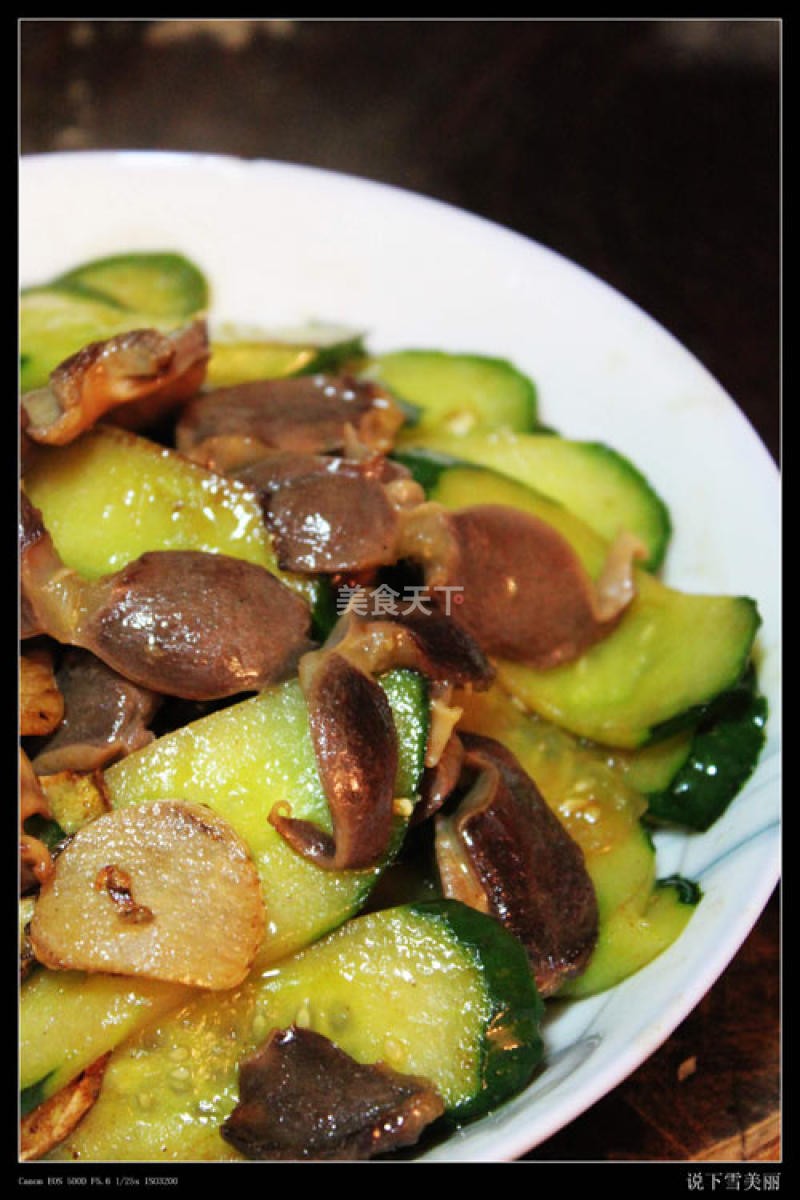 no4:鸡杂炒黄瓜材料:鸡内脏一付,黄瓜一条,青椒,红椒各30克,各种调味