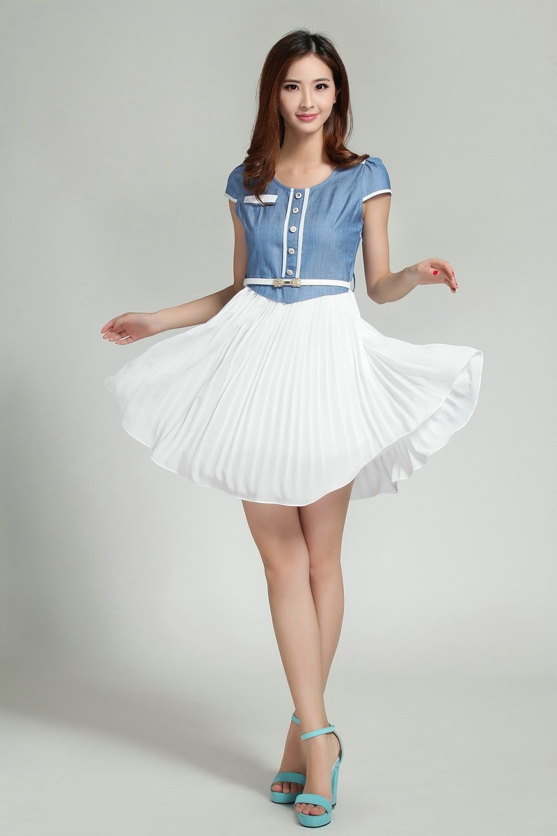 一个清新优雅,气质端庄的美丽裙装姑娘!