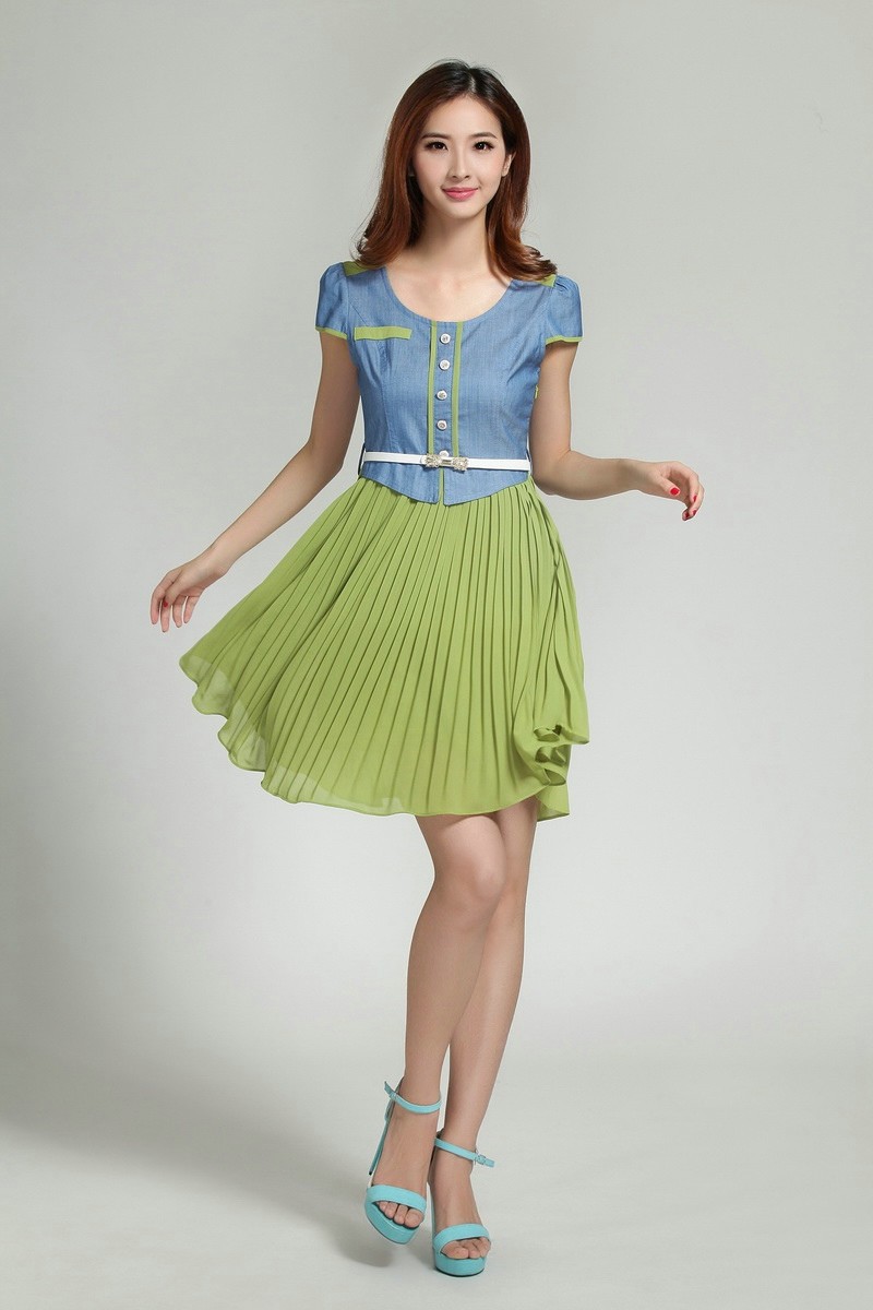 一个清新优雅,气质端庄的美丽裙装姑娘!