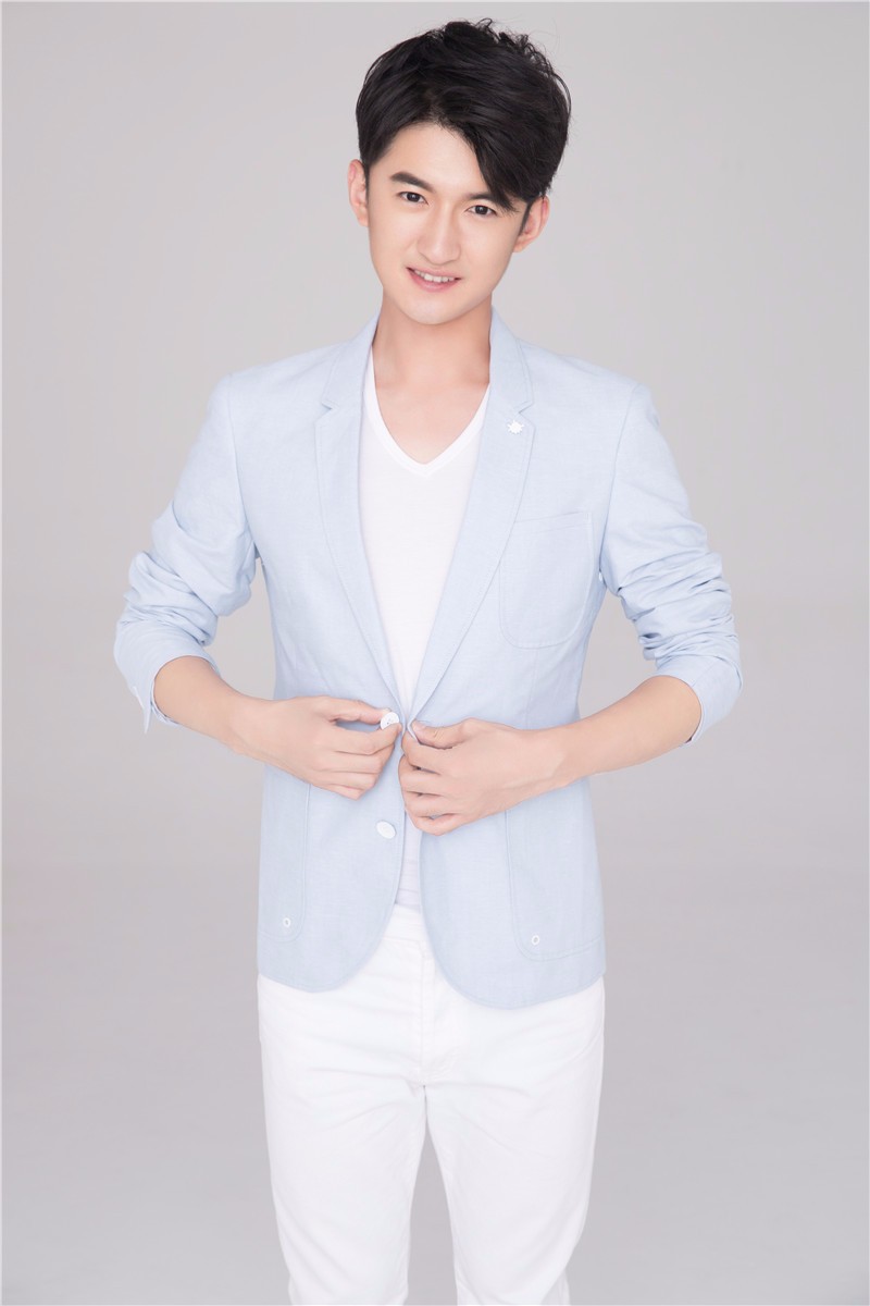 高广泽曝光西服写真,举手投足间彰显青春"颜"色