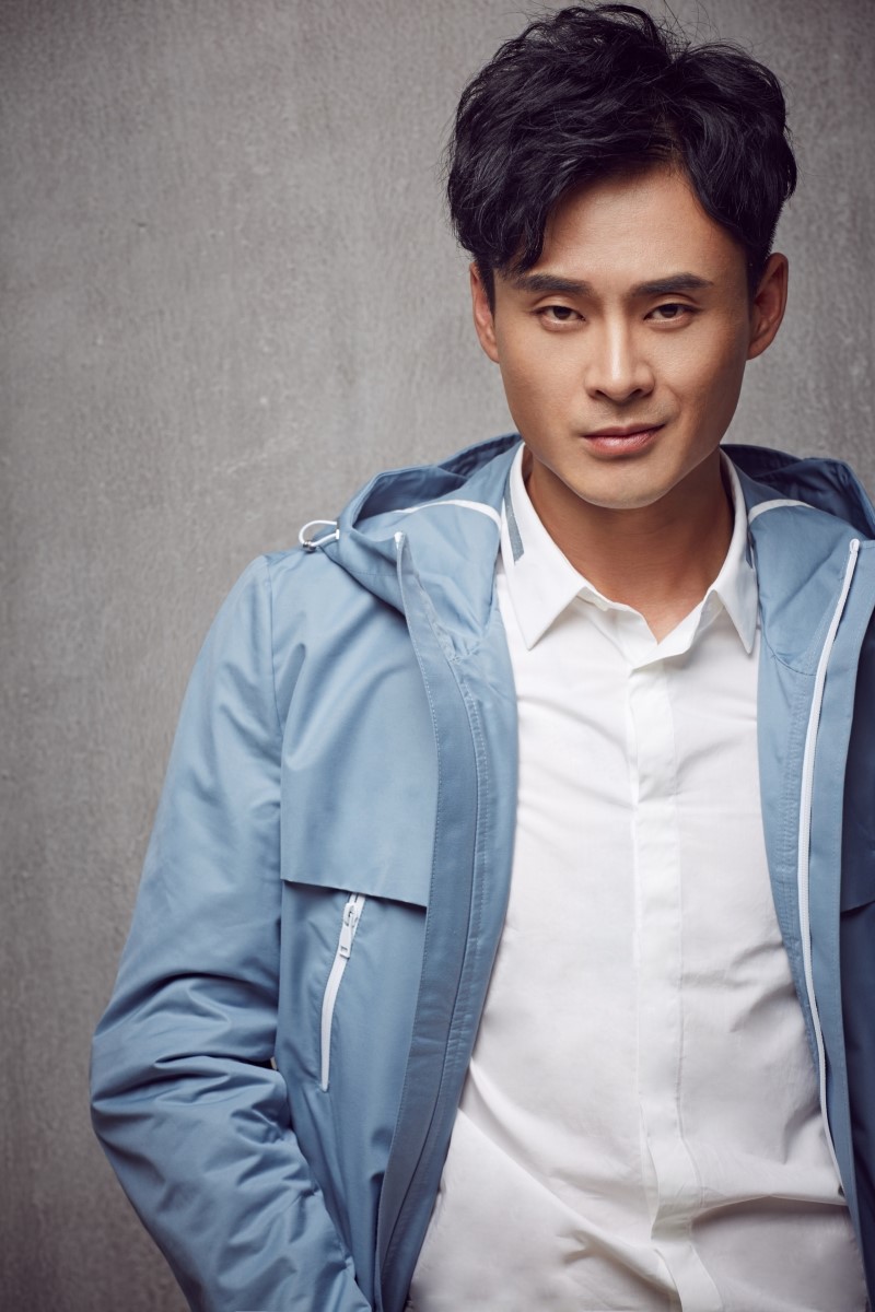 娱乐圈靳东吴秀波款熟男大叔正流行 演员庄志演绎冬日暖心型男