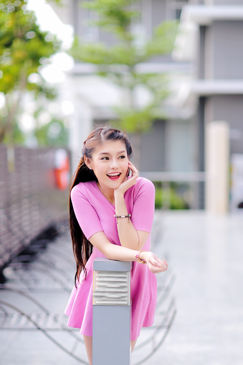 游泳池边一个清新靓丽,笑容怡人的美丽女孩!