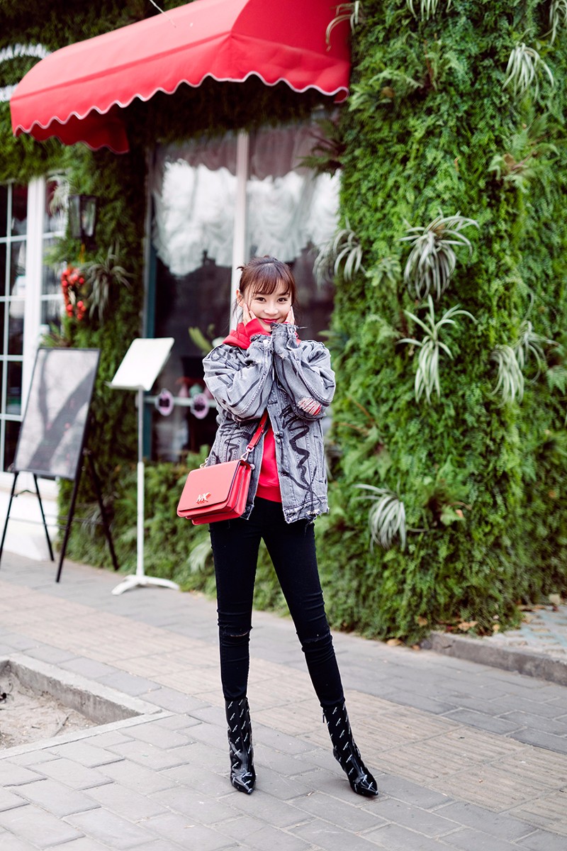 袁姗姗淡妆红唇甜美动人 街拍大片年味十足