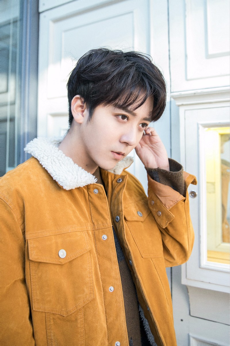 孔舒航冬日暖心写真曝光 眼神清澈笑容迷人