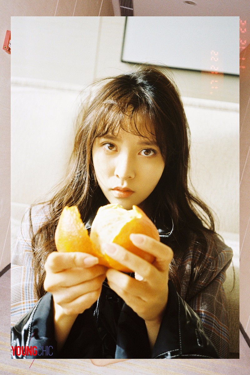 宋妍霏巧笑嫣然 眼神澄澈尽显俏皮少女风