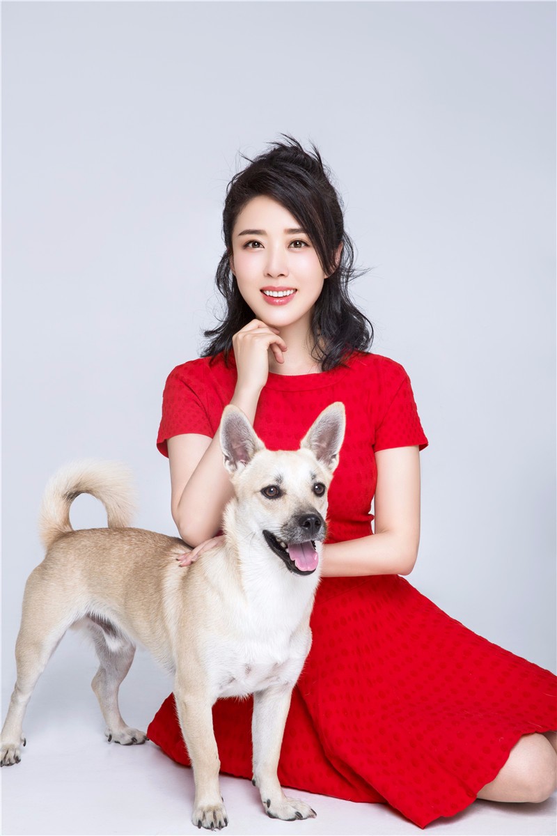 颜丹晨戊戌新春写真怀抱萌犬 贺岁不误情人节