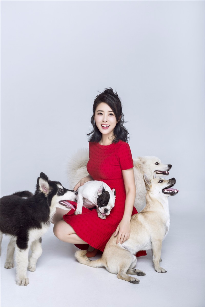 颜丹晨戊戌新春写真怀抱萌犬 贺岁不误情人节