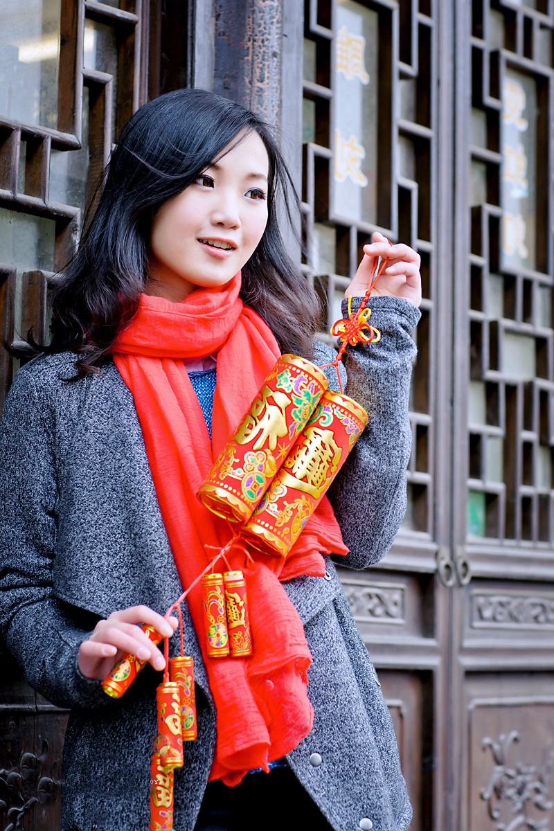 新年里一个行走在充满年味古街里的美丽姑娘!