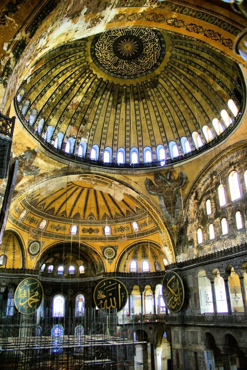 大教堂是拜占庭式建筑的代表作,创造了以帆拱上的穹顶为中心的复杂