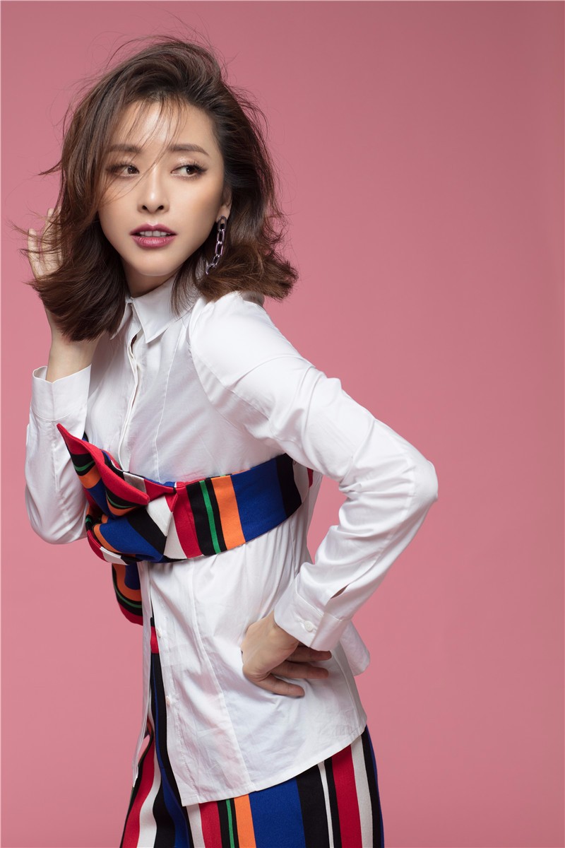 黄小蕾"彩虹系"写真曝光 点燃春之活力