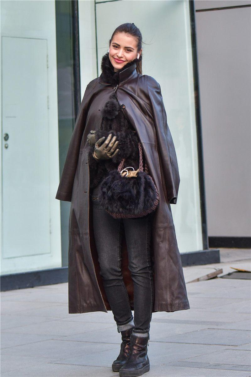 这件皮大衣被这个美女穿出了欧式风范,皮大衣披着只系一个扣子,犹如一