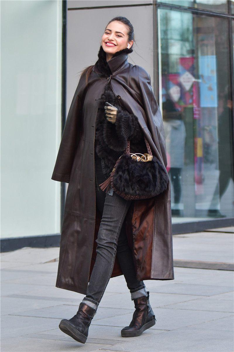 这件皮大衣被这个美女穿出了欧式风范,皮大衣披着只系一个扣子,犹如一