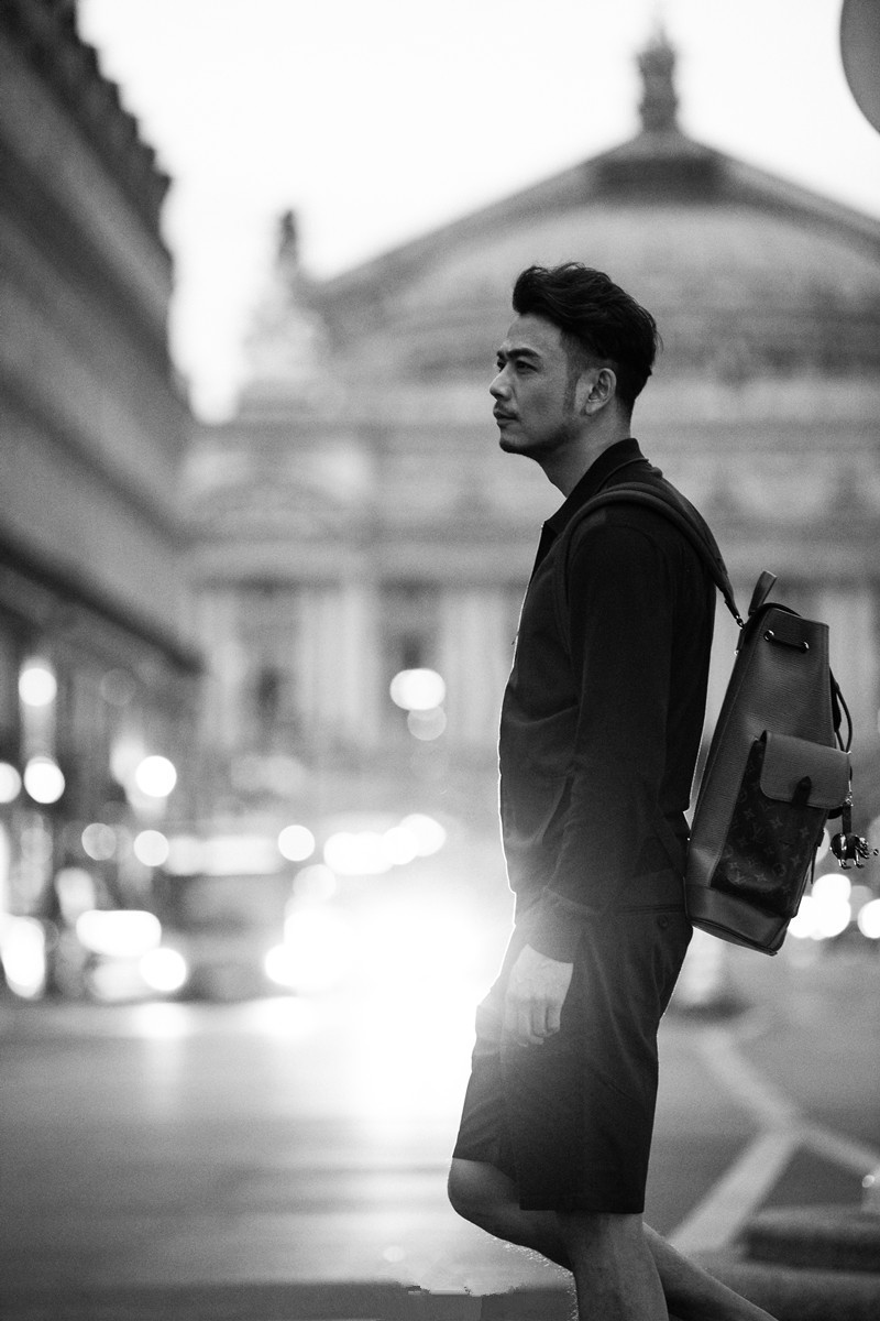 杨烁悠闲漫步巴黎街头文艺摩登随意切换