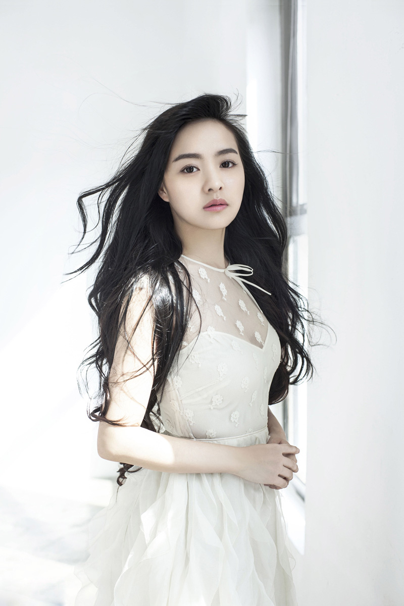 氧气女神余心恬一组春意盎然的写真美图 柔中带刚发挥的淋漓尽致