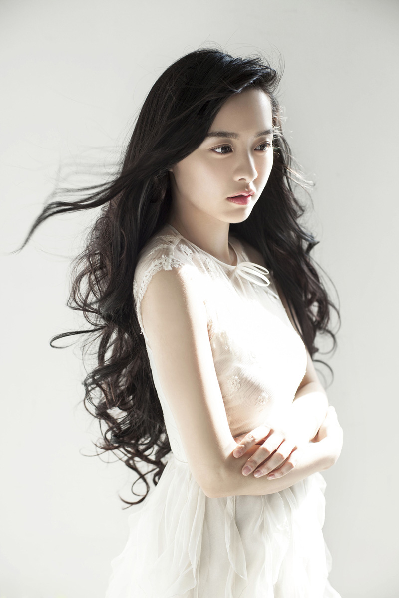 氧气女神余心恬一组春意盎然的写真美图柔中带刚发挥的淋漓尽致