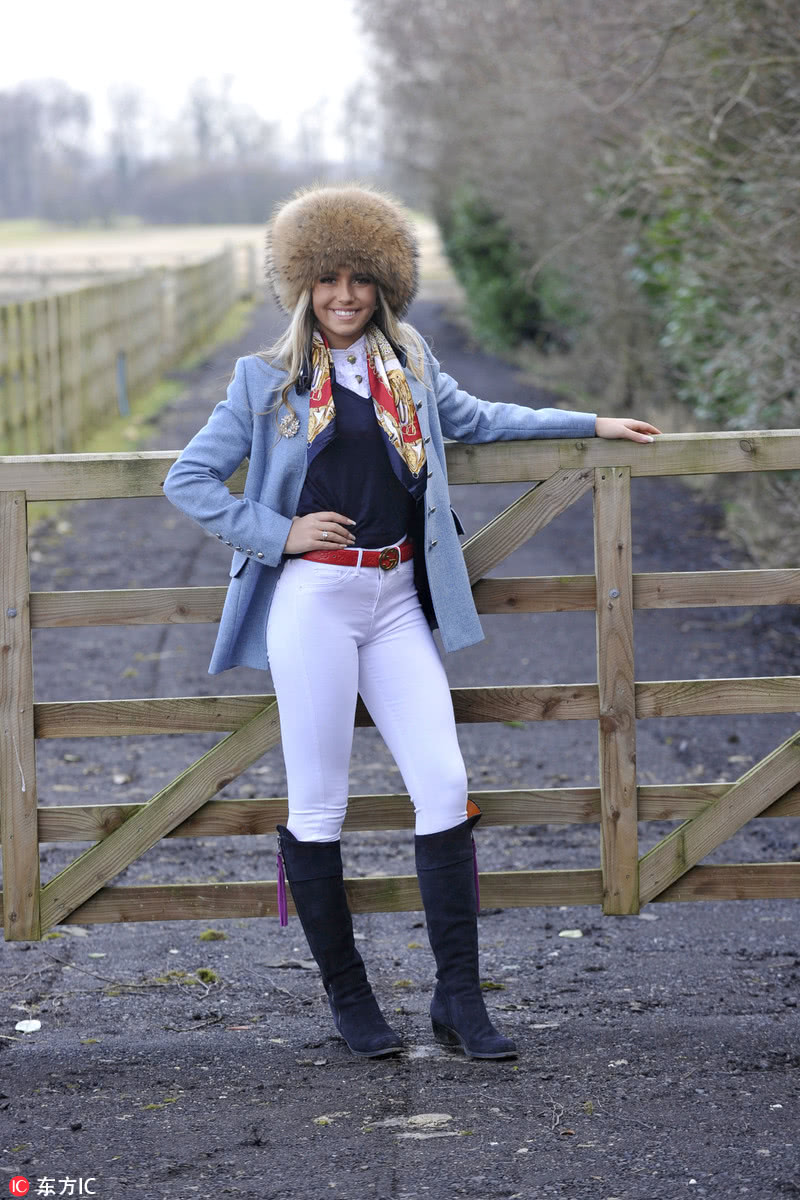 英18岁"村姑"荣获选美冠军 独爱田间走猫步