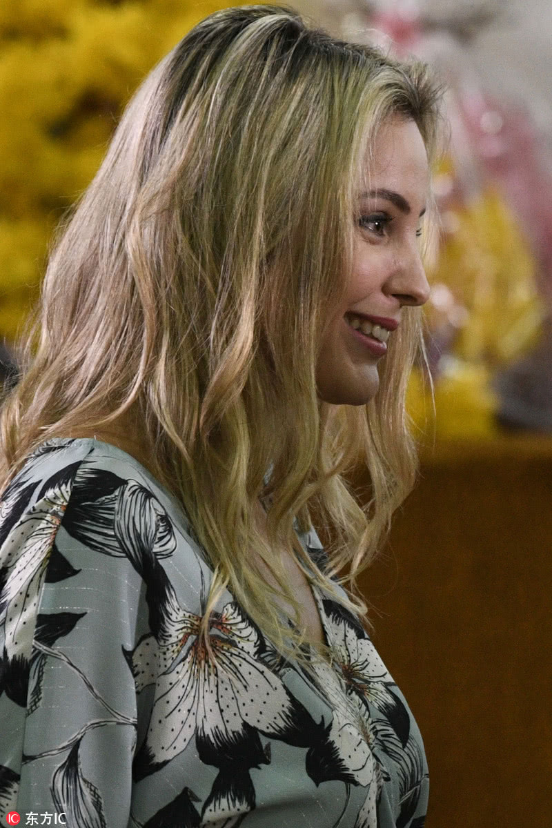 特梅尔偕34岁美娇妻出席活动 贴面亲吻秀恩爱