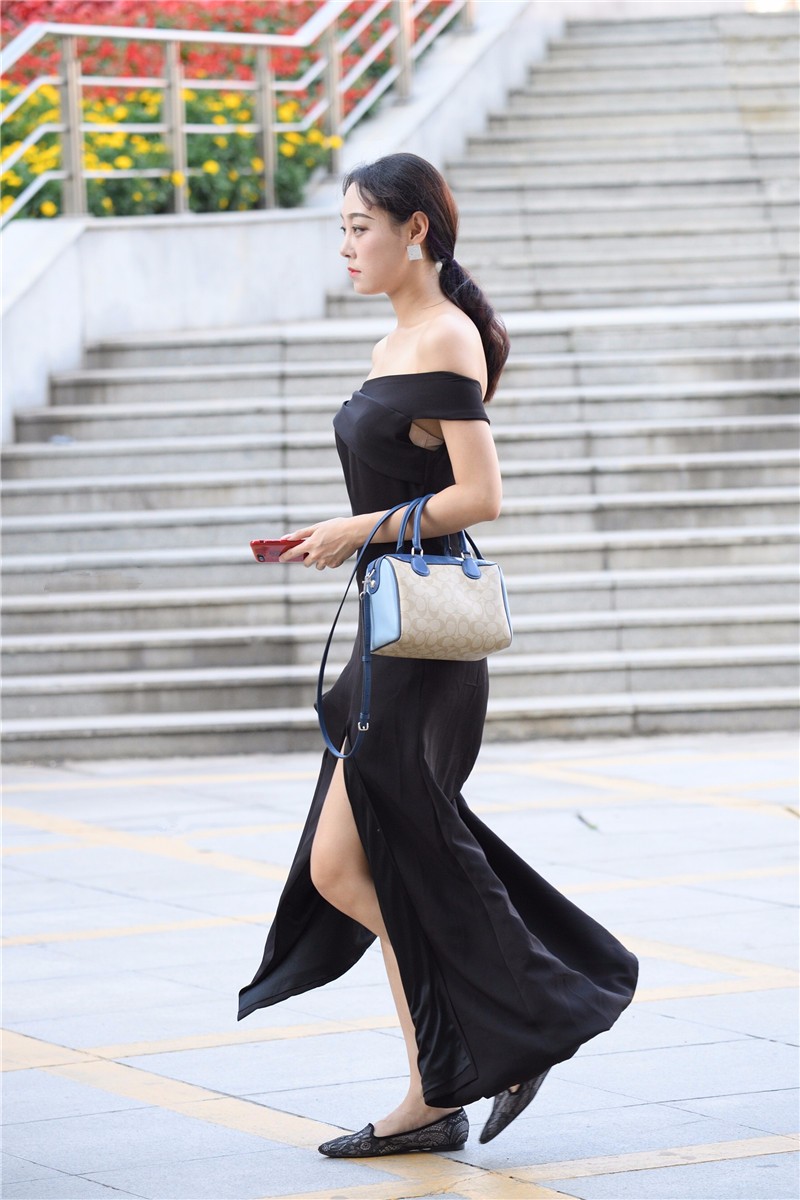 路人街拍,抹胸露肩开叉连衣裙美女,气质与颜值共存