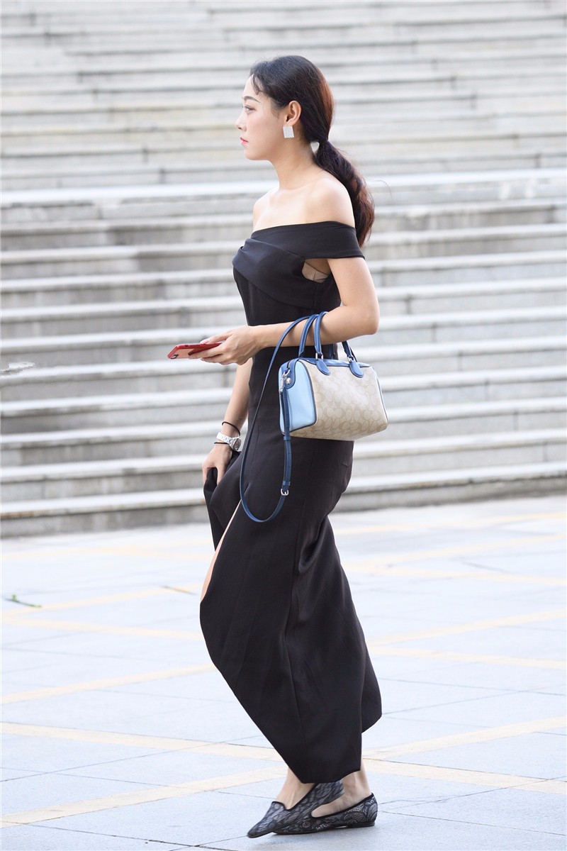 路人街拍,抹胸露肩开叉连衣裙美女,气质与颜值共存