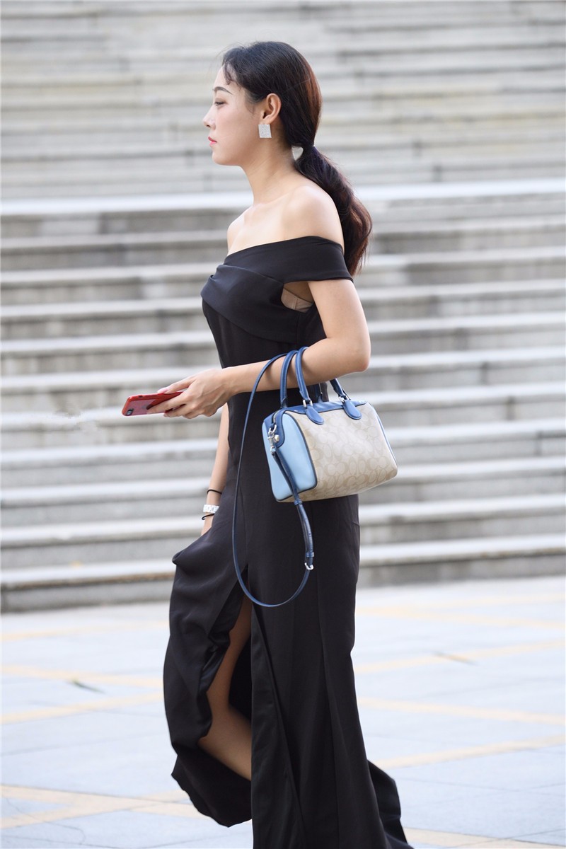 路人街拍,抹胸露肩开叉连衣裙美女,气质与颜值共存