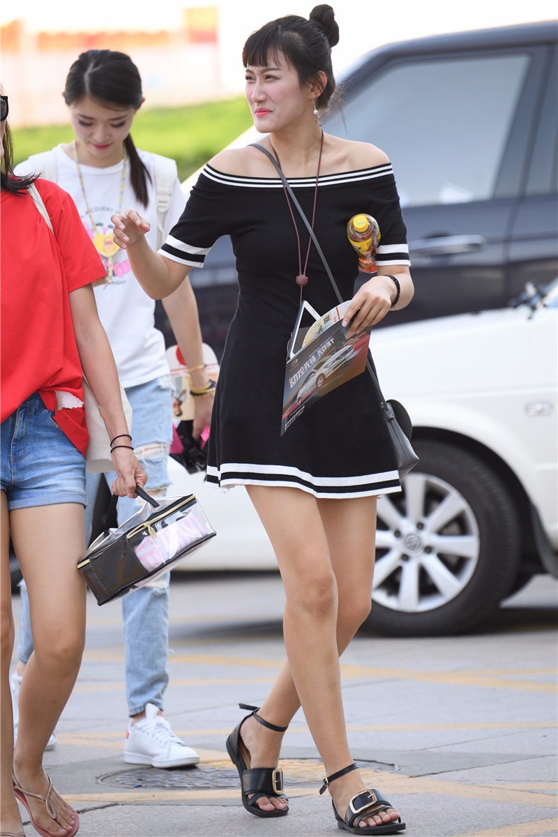 路人街拍,女神站在最后面差点被忽略,事实证明是美女总会发光