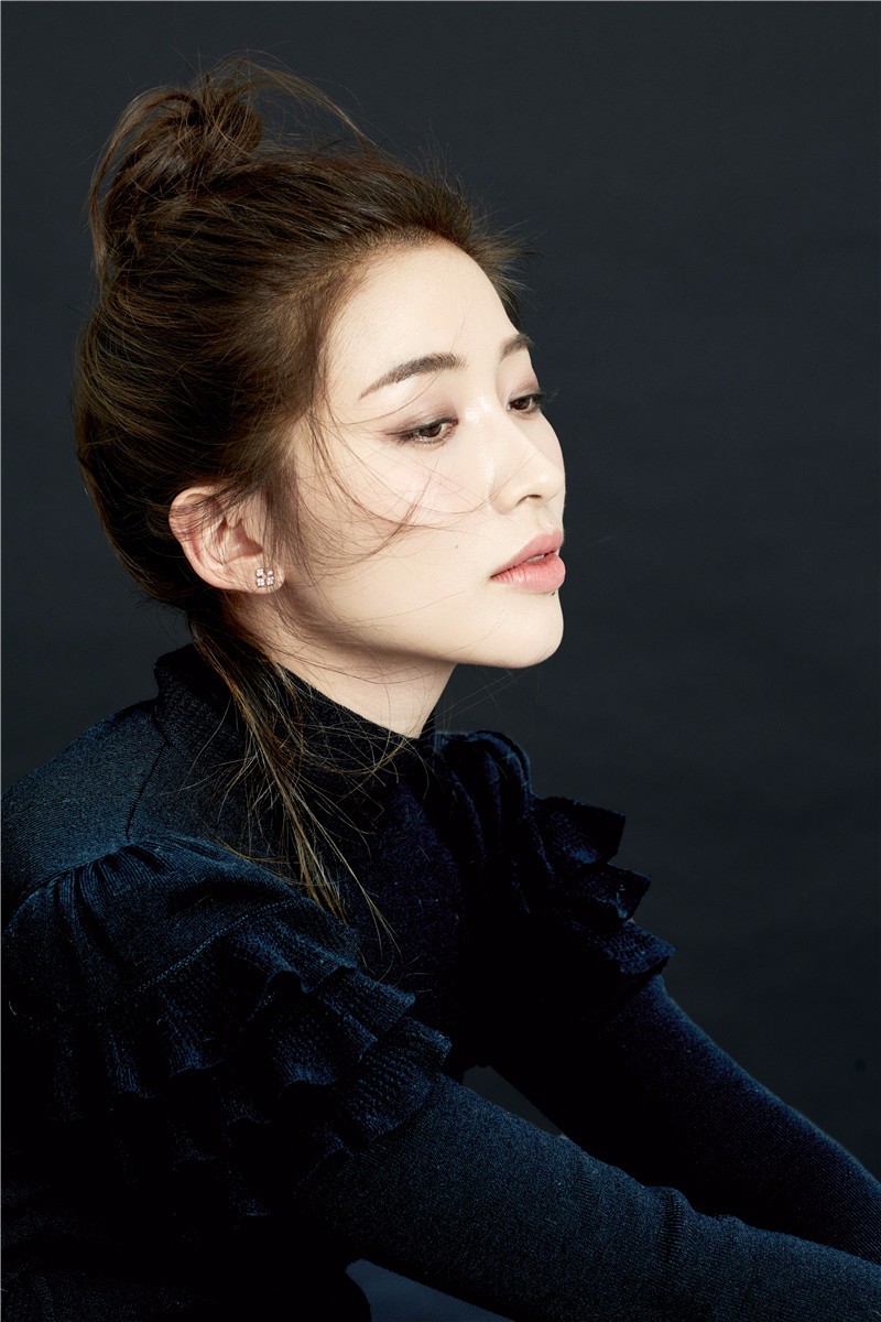 组图:夏星最新写真 黑白之间的向上美