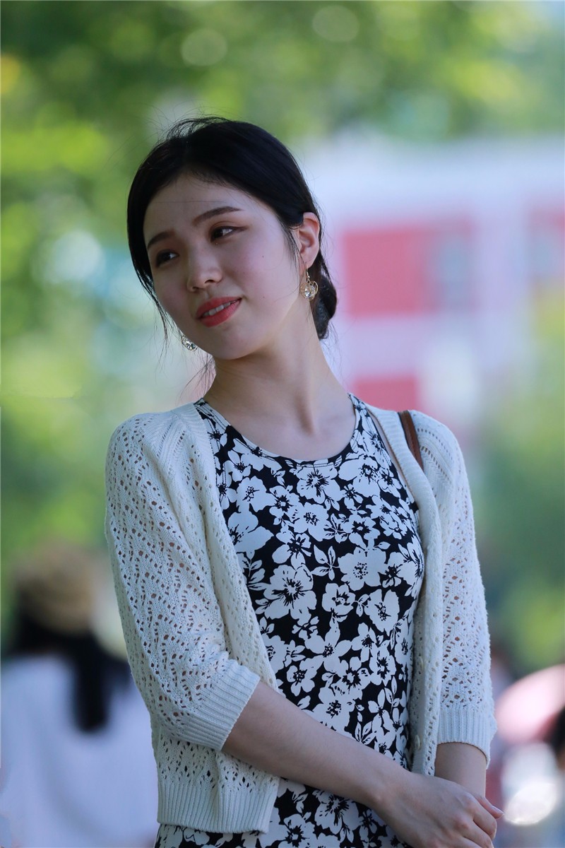 路人街拍,做一个安静的美女子,亭亭玉立赏心悦目