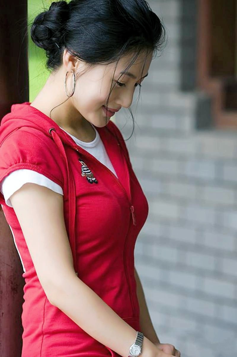 一个成熟稳重的红衣美丽女人