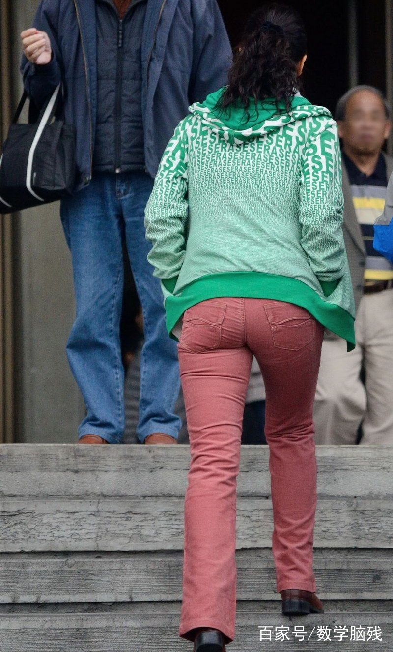 这身穿搭让大龄的她看起来年轻不少,就是裤子勒太紧了