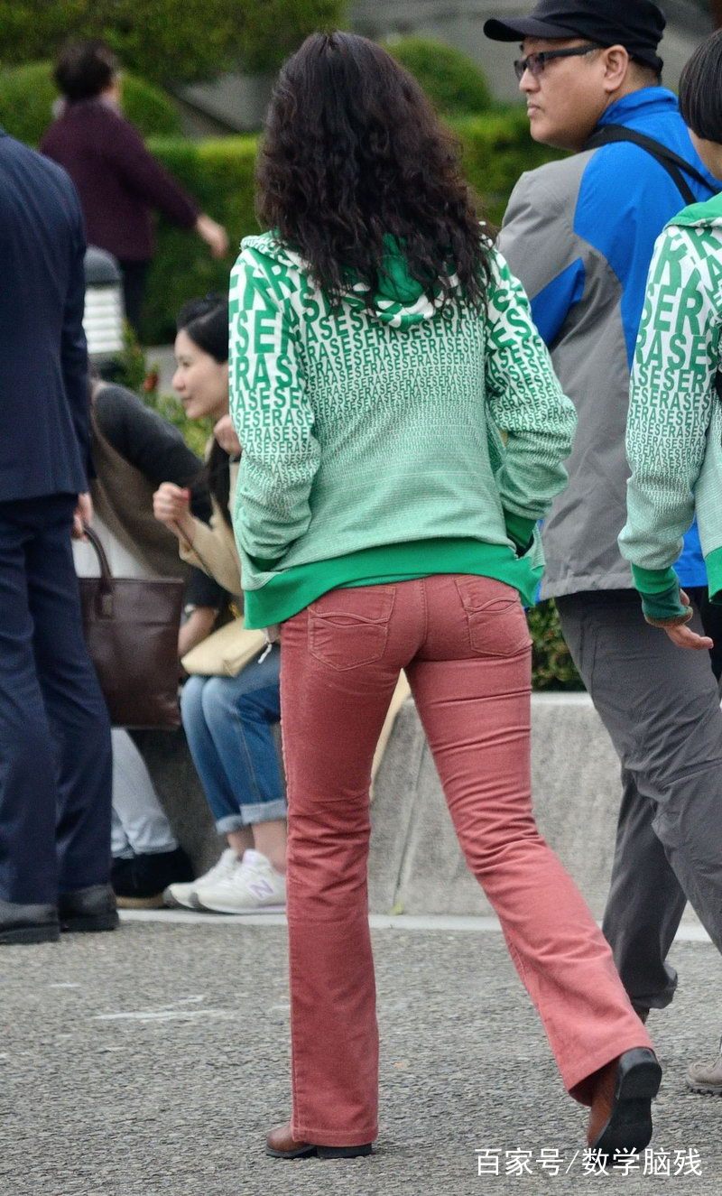 这身穿搭让大龄的她看起来年轻不少,就是裤子勒太紧了