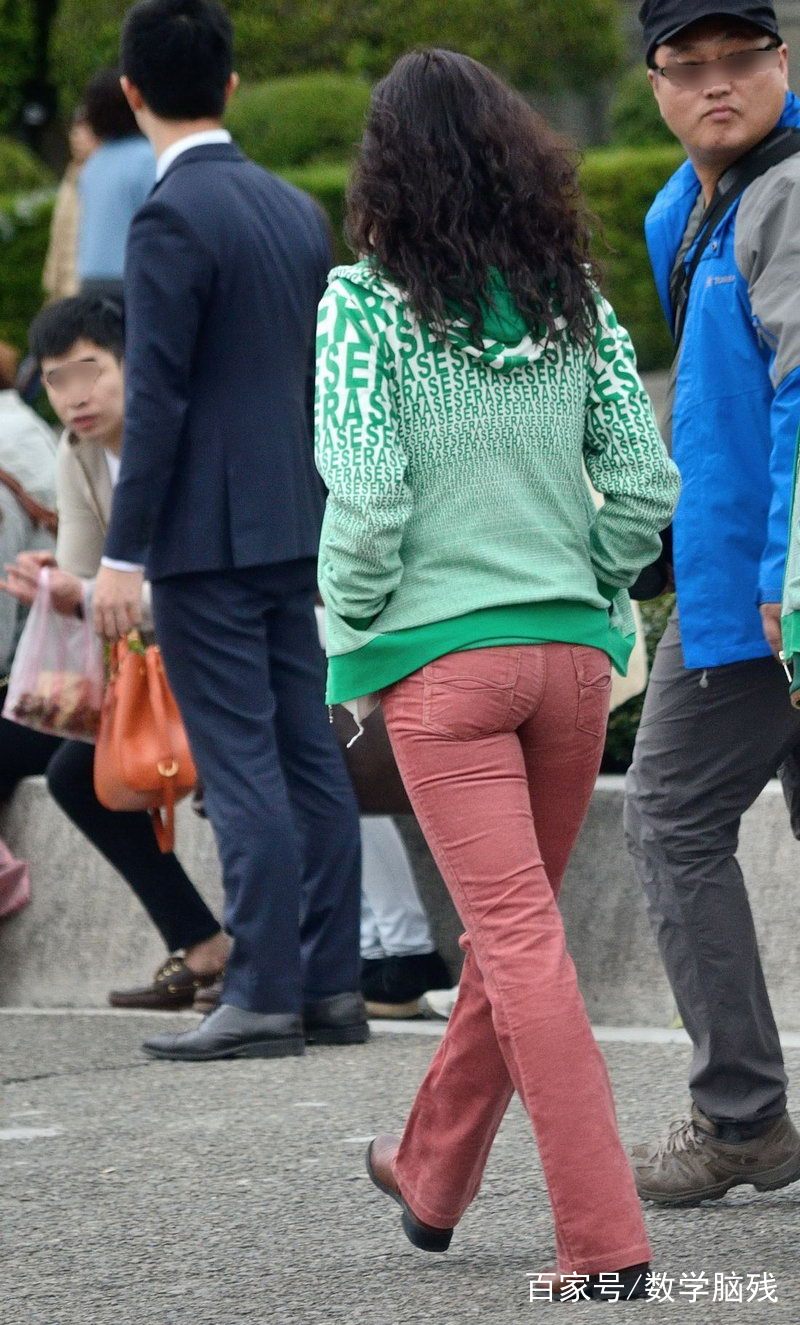 这身穿搭让大龄的她看起来年轻不少,就是裤子勒太紧了