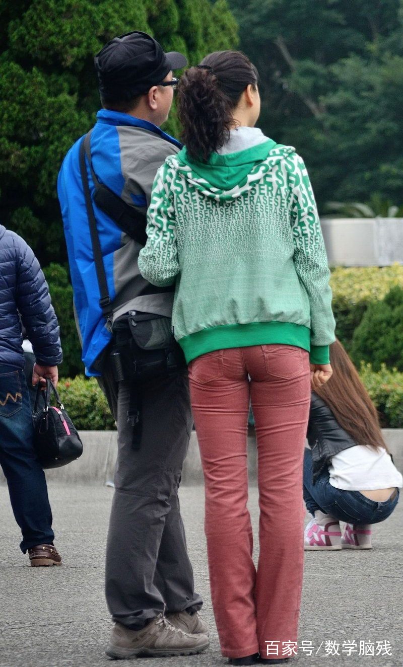 这身穿搭让大龄的她看起来年轻不少,就是裤子勒太紧了