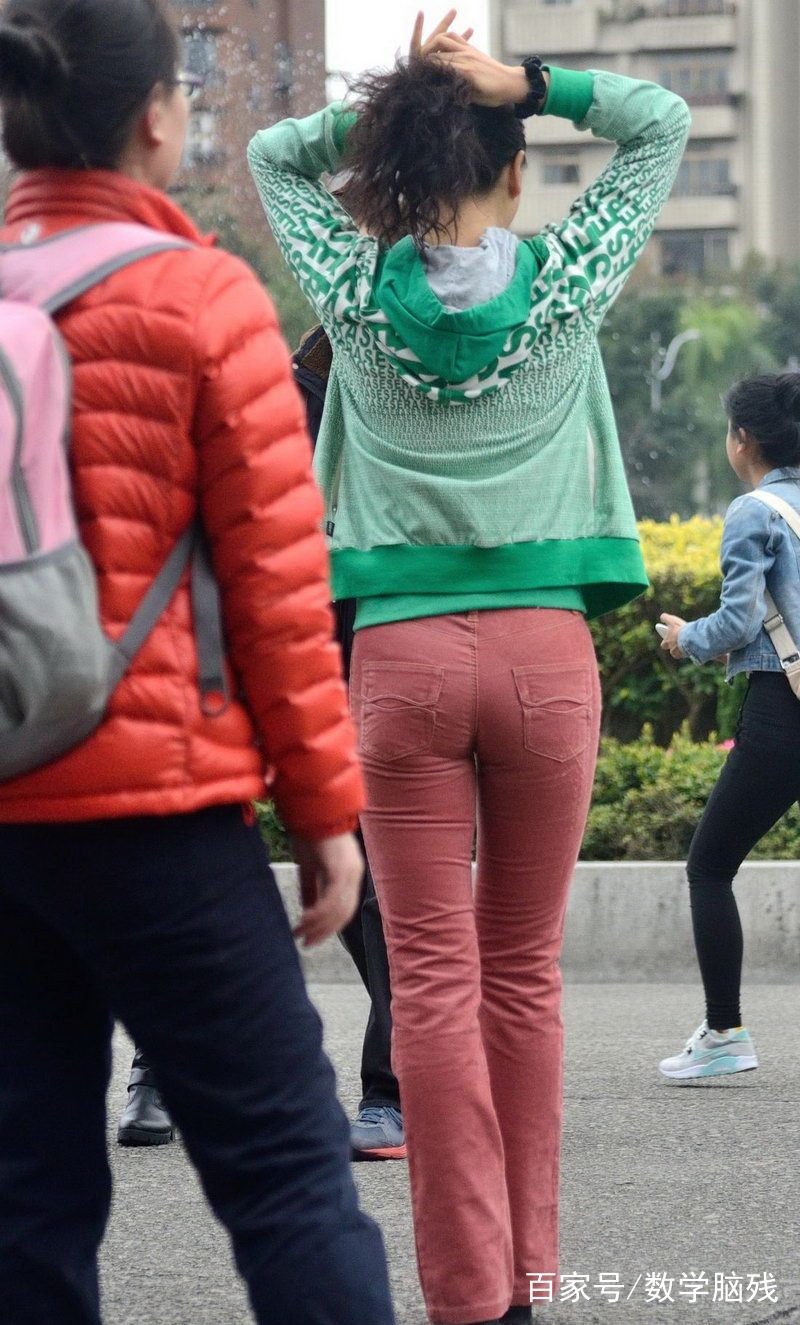 这身穿搭让大龄的她看起来年轻不少,就是裤子勒太紧了