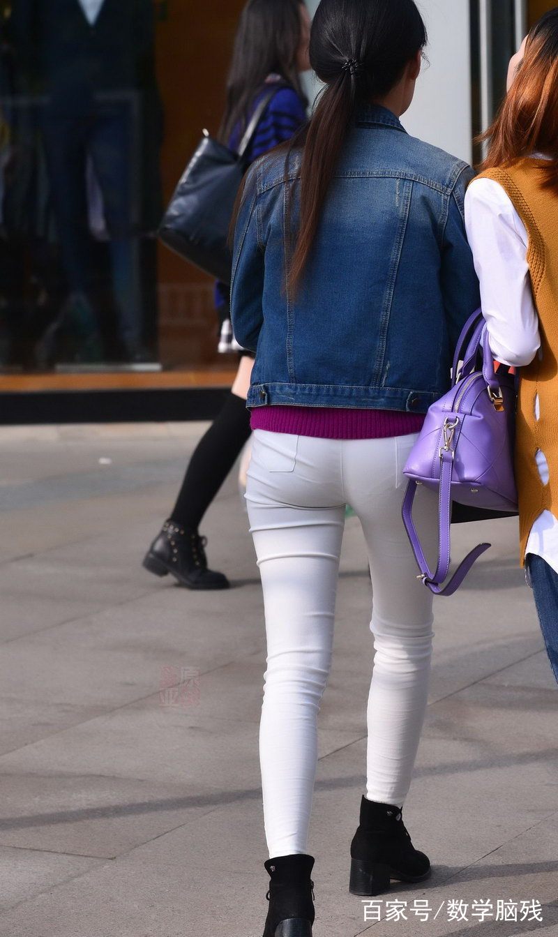 白色紧身裤是最挑身材的穿搭只有足够自信的美女敢穿