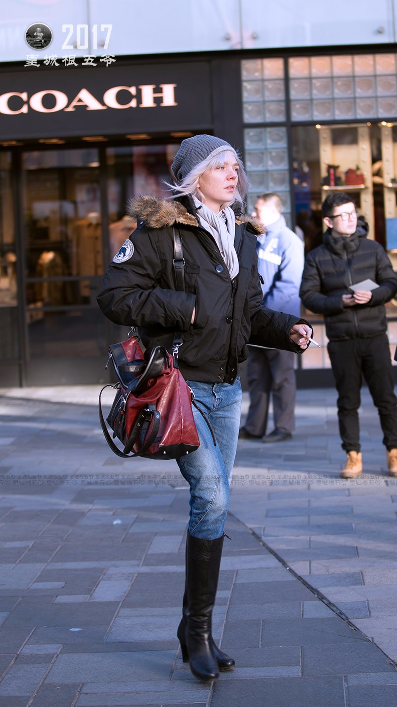 北京三里屯是美女如云的地方,潮人汇聚在三里屯街头,潮装随处可见.