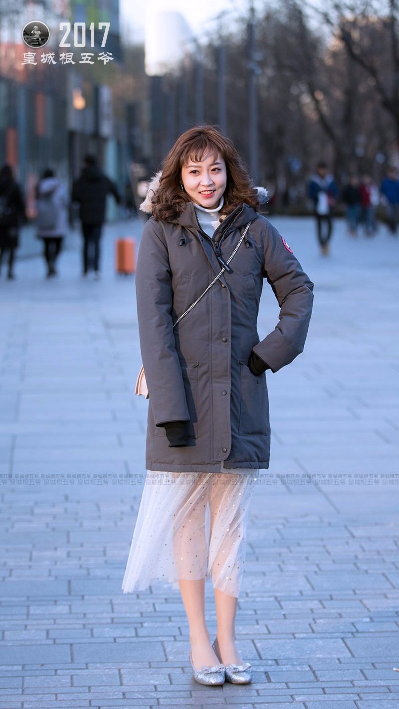 冬季美女街拍:一个被妖魔化的北京三里屯 一个潮人聚集的地方