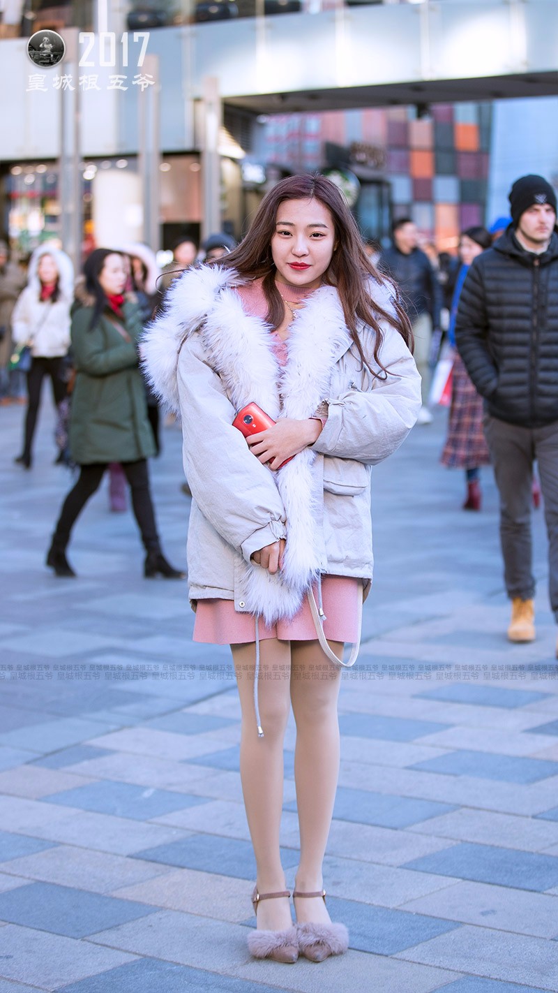 冬季美女街拍:一个被妖魔化的北京三里屯 一个潮人聚集的地方