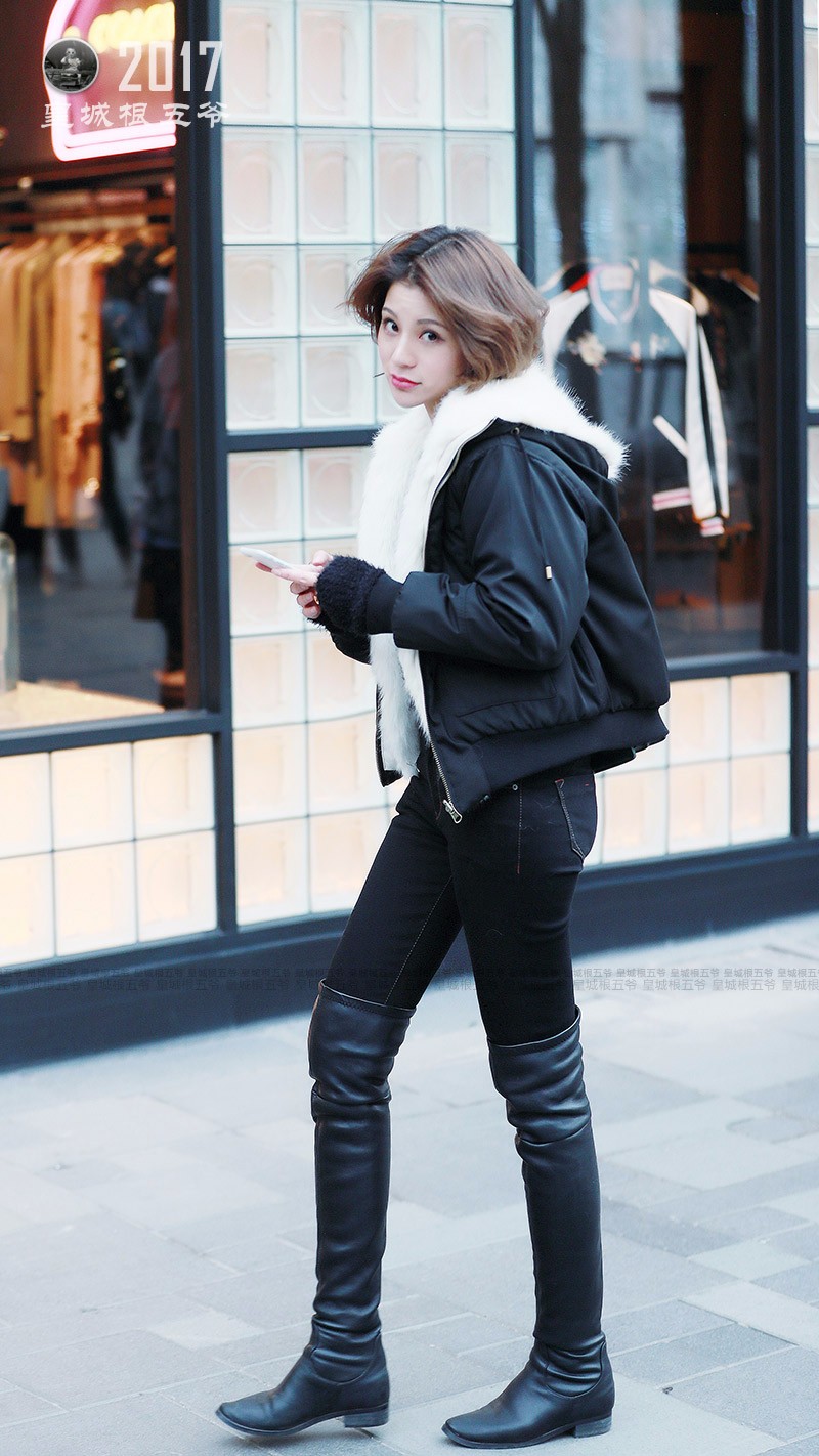 冬季街拍:美女身材高挑皮肤白皙 用过膝高筒靴穿出时髦感