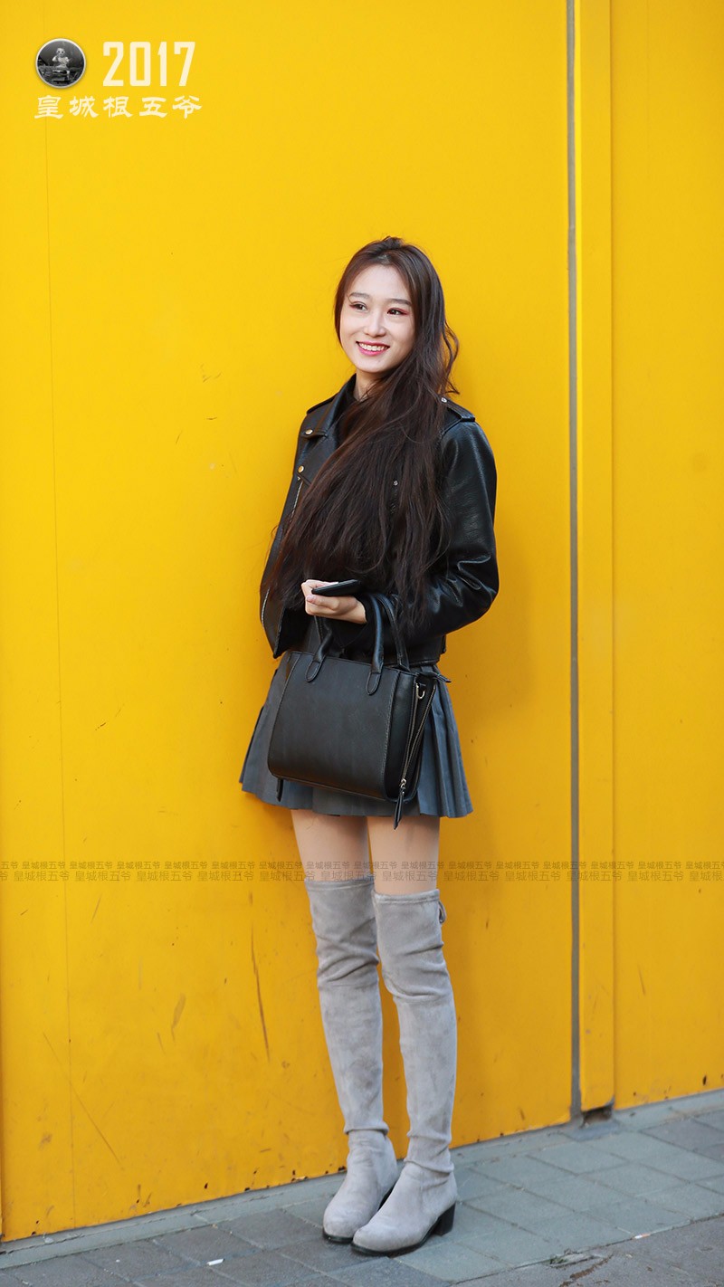 冬季街拍:皮衣短裙搭配过膝长筒靴 显得美女很有气质