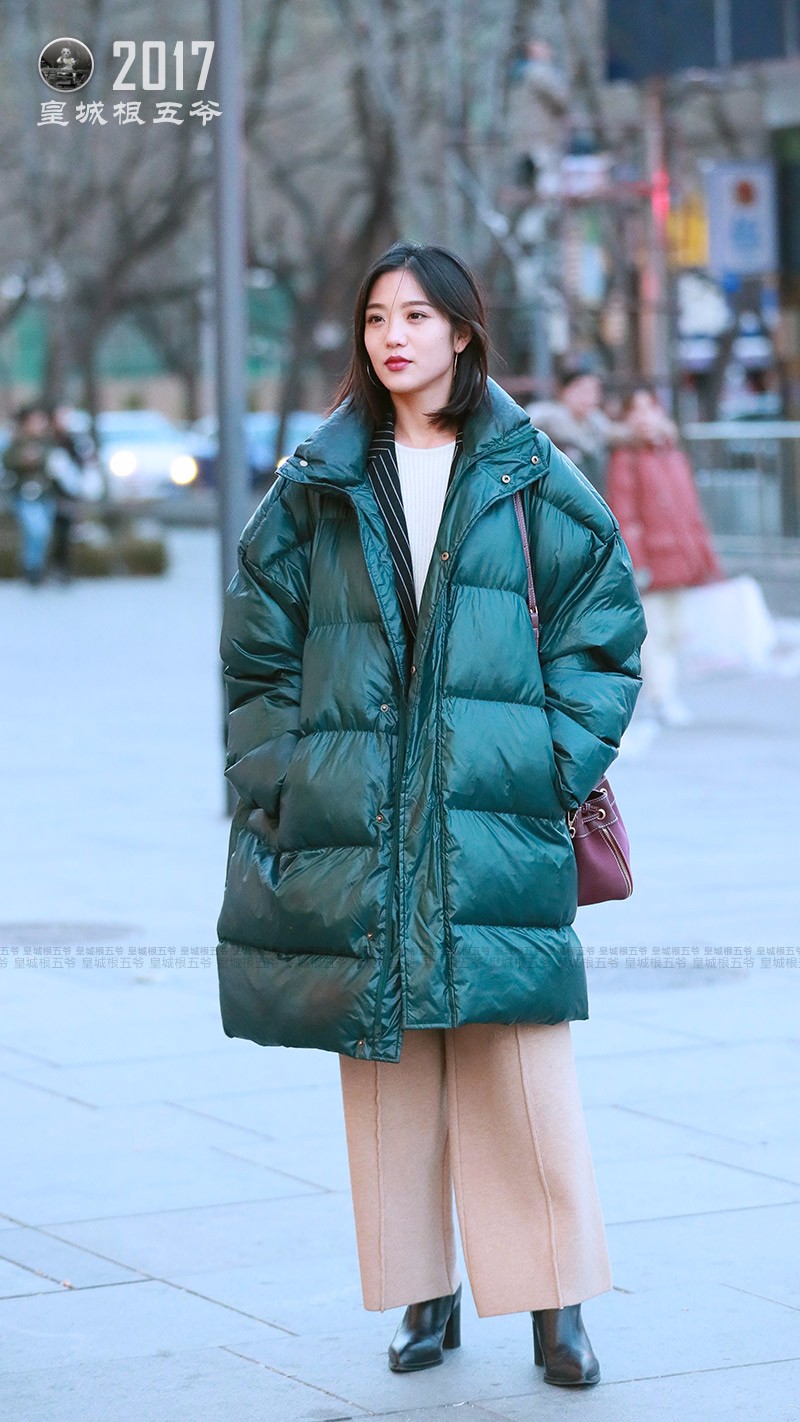 羽绒服作为冬季的必备服装,不仅能够起到保暖作用,同时还很时尚.