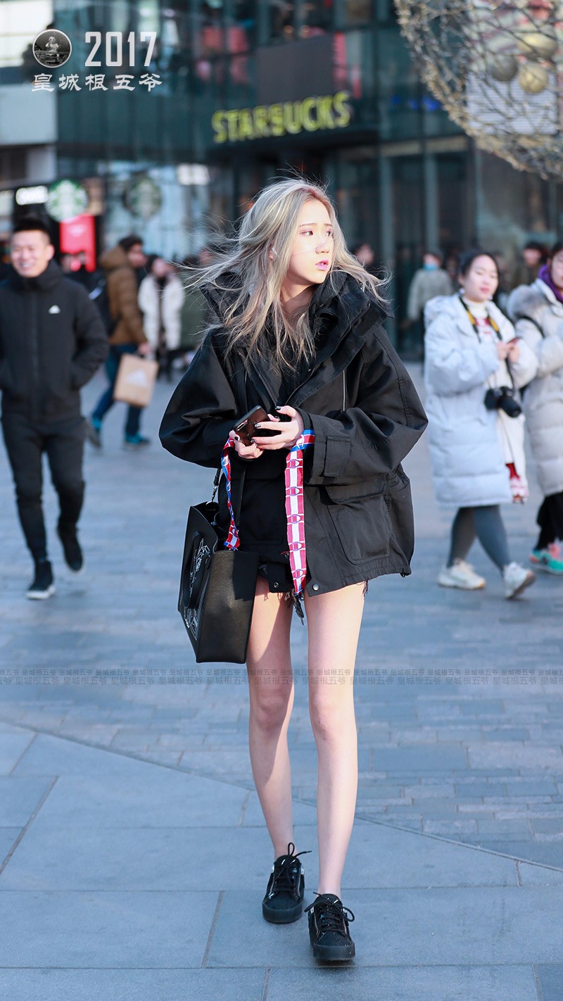 冬季街拍:北京姑娘冬天光大腿逛街引来路人惊呼_新浪看点