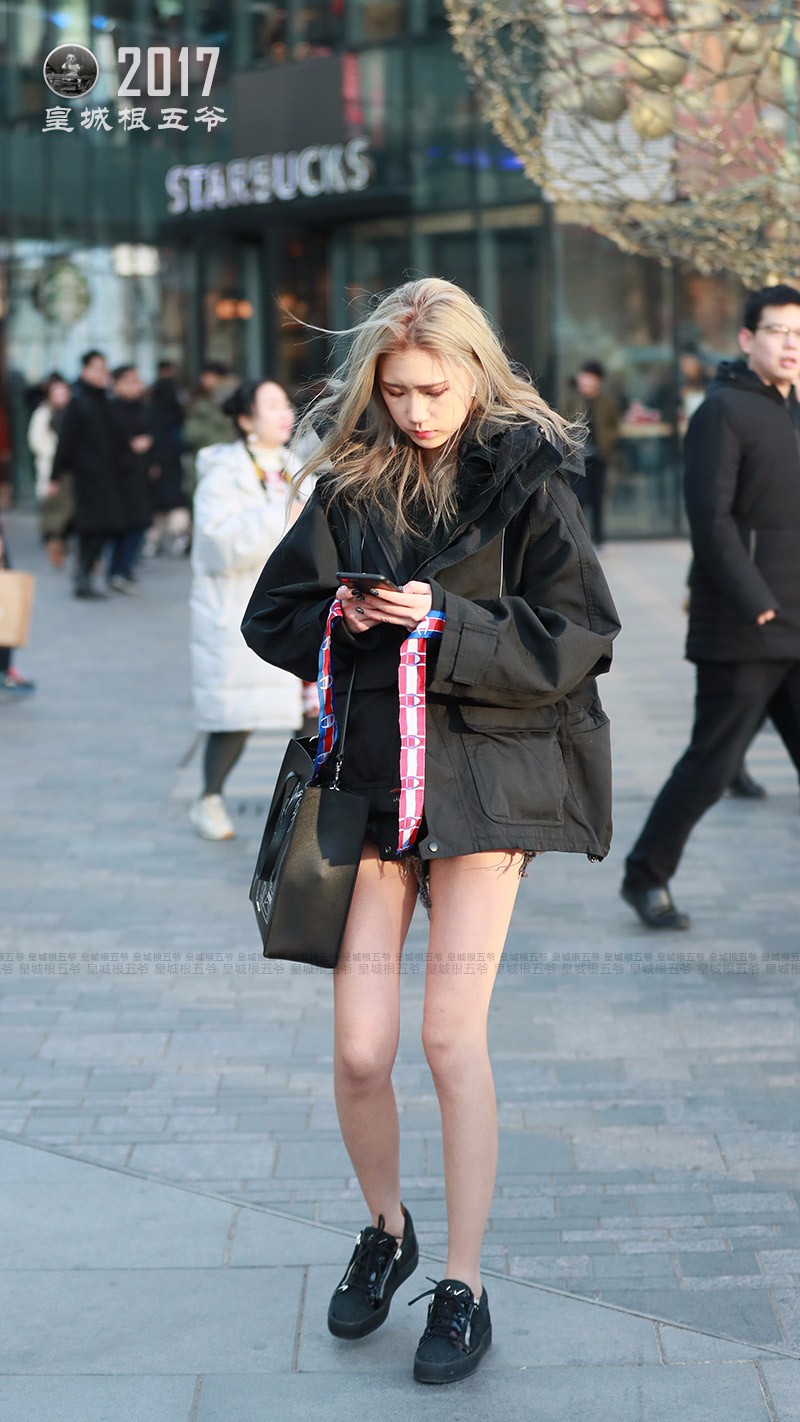 冬季街拍:北京姑娘冬天光大腿逛街引来路人惊呼