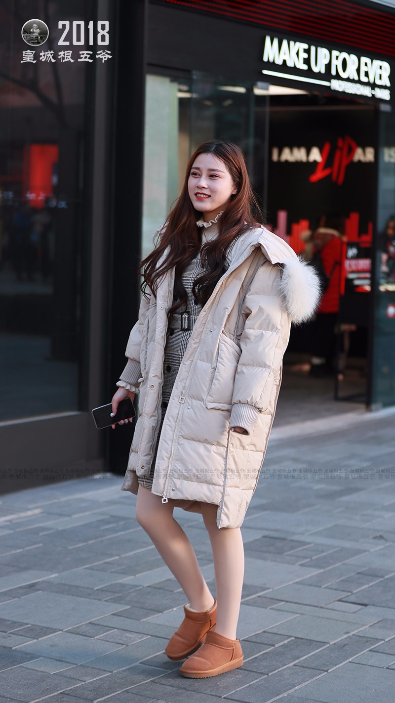 冬季街拍:如今女孩子冬天光腿出行已成为一种时髦