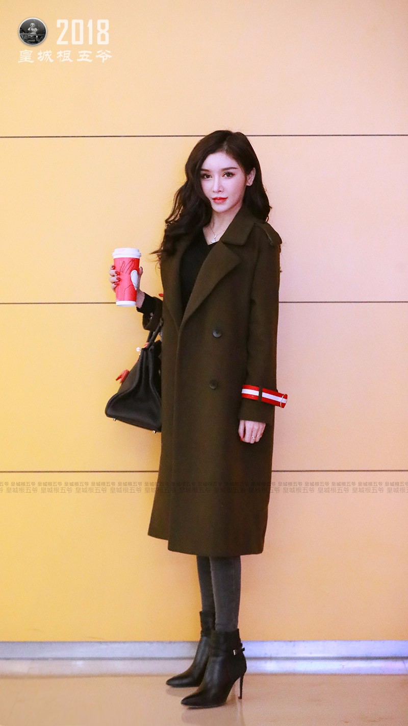 街拍北京大妞三里屯偶遇高颜值美女主播小喵大宝