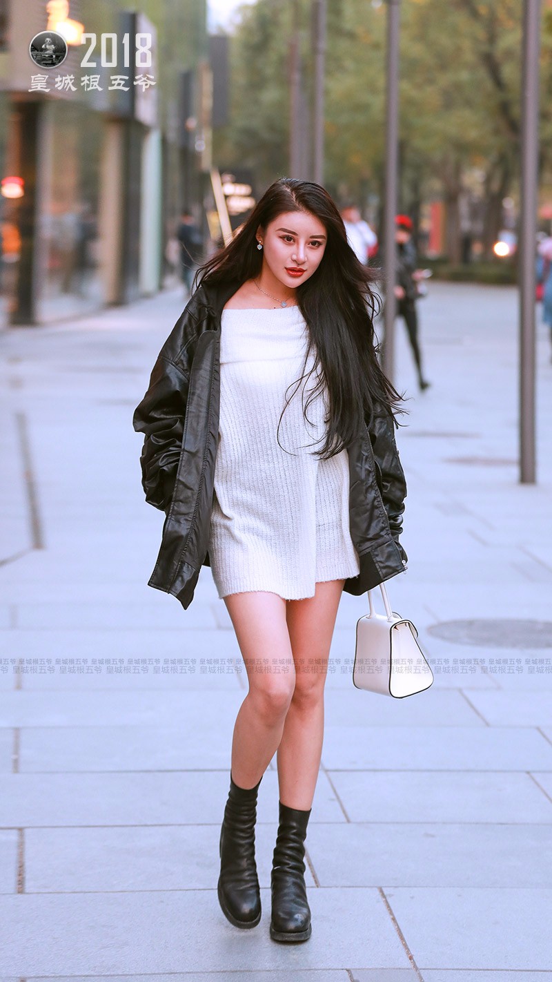 街拍:身材和颜值超正点的光腿美女 魔鬼身材不输明星模特