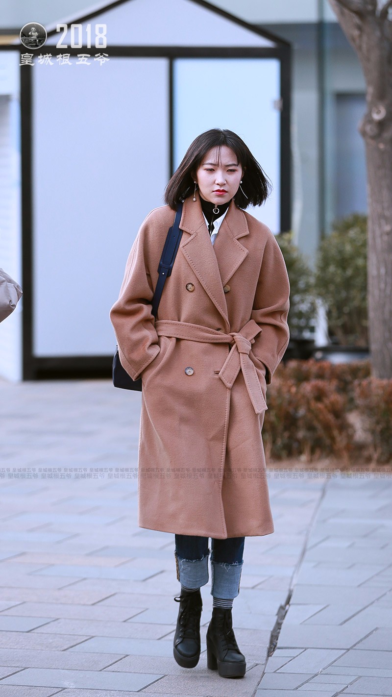 冬季街拍:美女时尚穿搭很养眼 非常有气质的时尚丽人